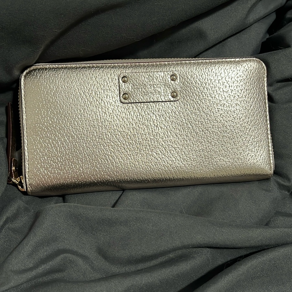 Kate spade wallet, like new! Used 2x, no stain inside.